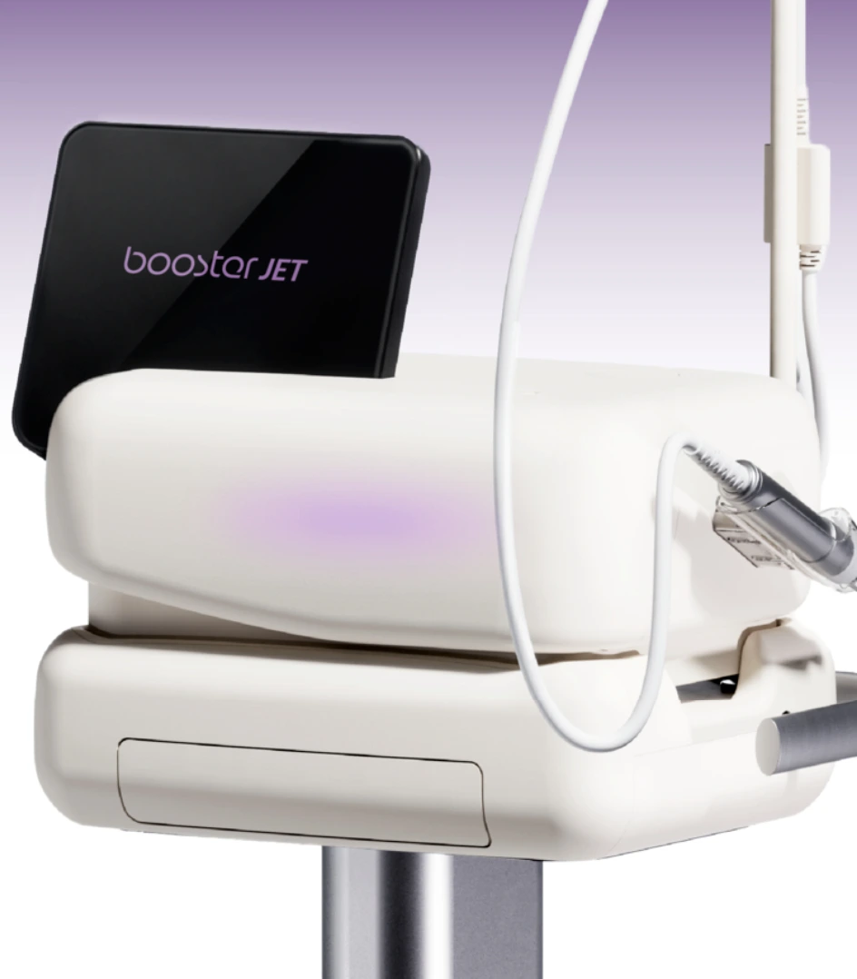 白い本体にタッチパネルとハンドピースを備えたboosterJET